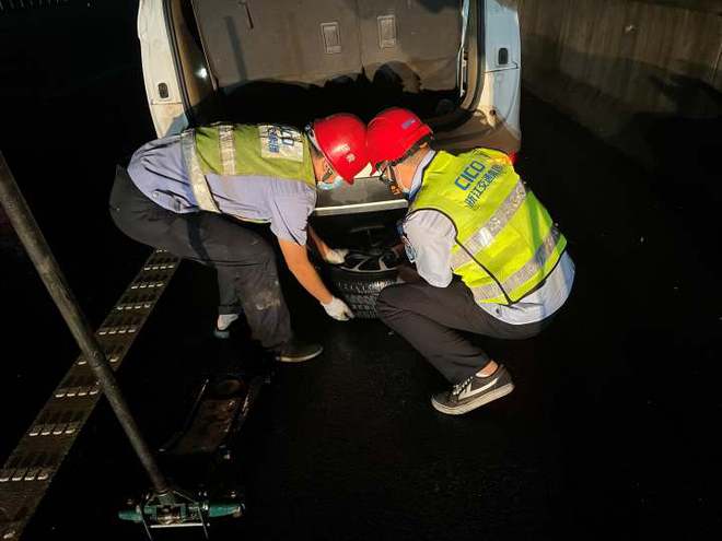 VR彩票台风天面包车高速抛锚巡查员冒雨帮忙换胎(图1)