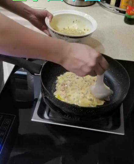 余少群：早餐接地气没有牛奶没有面包一大早就在厨房里“煎饼”VR彩票(图3)