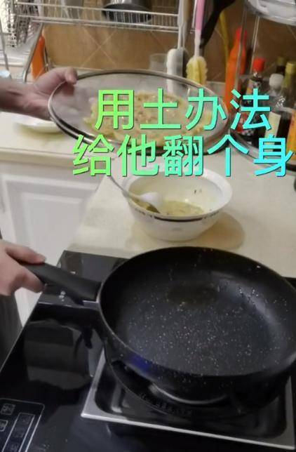 余少群：早餐接地气没有牛奶没有面包一大早就在厨房里“煎饼”VR彩票(图5)