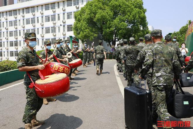 新战友们来啦！武警湖南总队迎来2022年秋季入伍新兵VR彩票(图2)