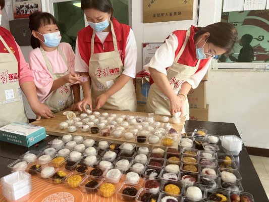 济宁市任城区二十里铺街道：爱VR彩票心糕点送老人 甜甜蜜蜜敬老情(图2)