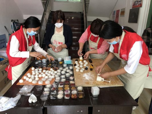 济宁市任城区二十里铺街道：爱VR彩票心糕点送老人 甜甜蜜蜜敬老情