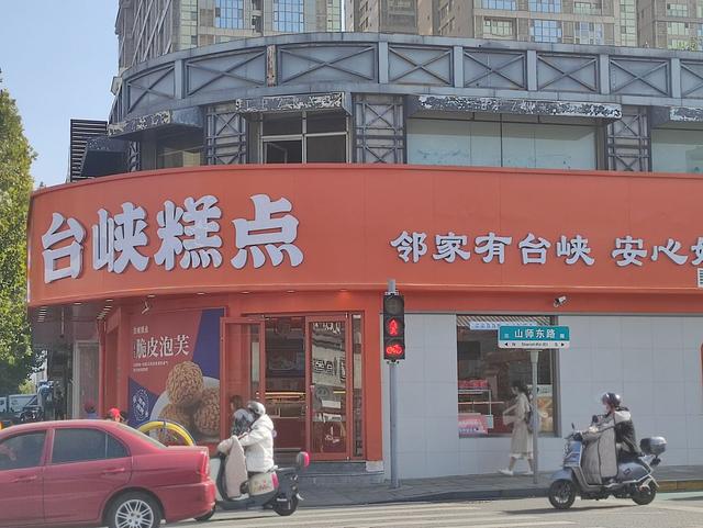 VR彩票一个路口5个店！“群雄”角逐新中式糕点