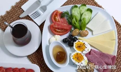 吃早餐时不止要少喝大米粥医生提醒：这3种食物也要少吃VR彩票(图2)