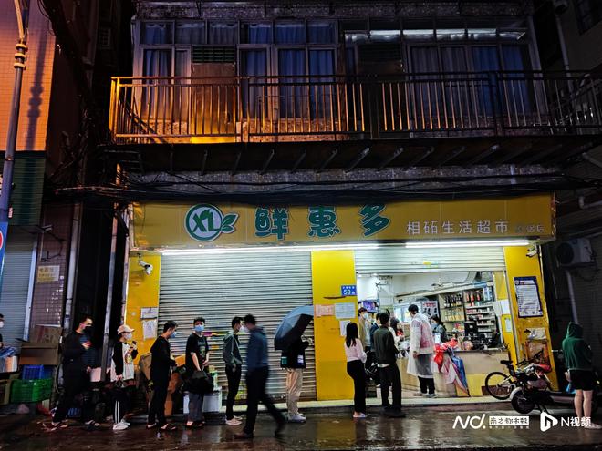 直击番禺抗疫一线：当所VR彩票有商店停业这家店却通宵忙碌烤面包(图11)