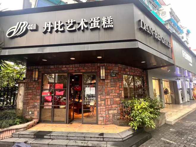 VR彩票供货又出问题了？杭州街头这个连锁品牌门店里面包已断货十几天(图1)