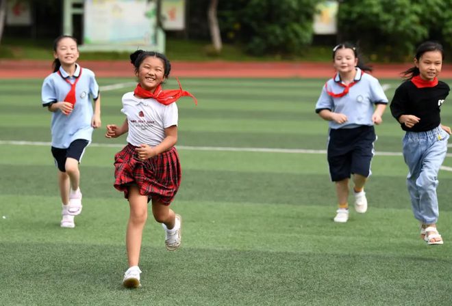 学生VR彩票摔成脑溢血住院校长却带发霉面包去探病校方解释有些可笑(图1)