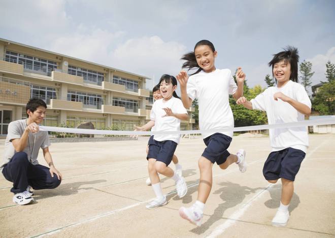 VR彩票校长带“发霉面包”探望住院学生校方给出回应面包在保质期内(图1)