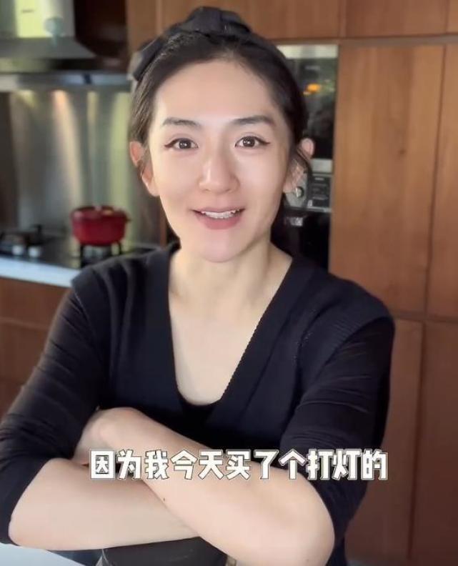 谢娜新年为女儿做点心跳俏着急试吃夸赞妈妈厨艺展丰富词汇量VR彩票(图2)