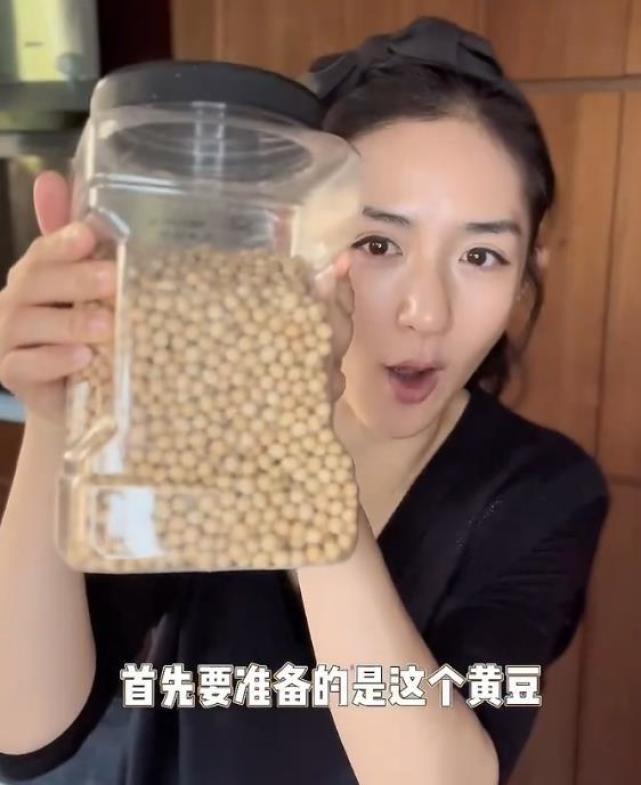 谢娜新年为女儿做点心跳俏着急试吃夸赞妈妈厨艺展丰富词汇量VR彩票(图4)