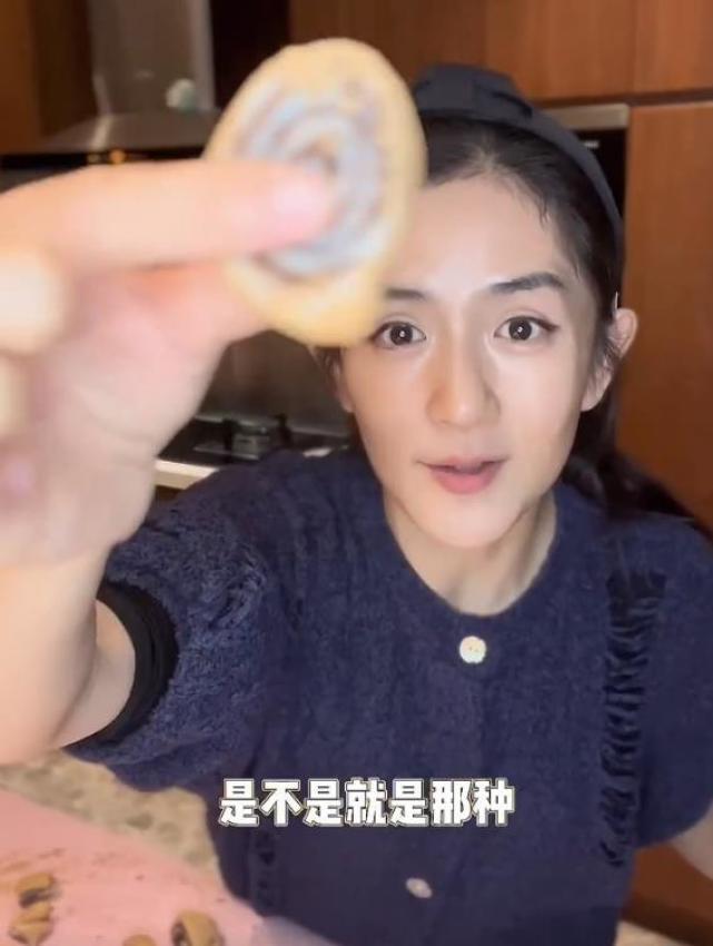 谢娜新年为女儿做点心跳俏着急试吃夸赞妈妈厨艺展丰富词汇量VR彩票(图5)