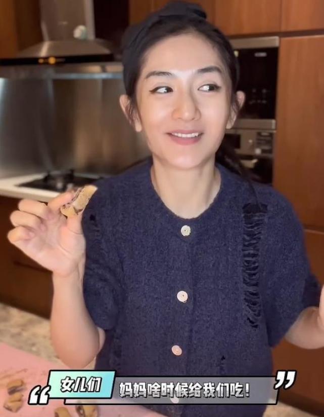 谢娜新年为女儿做点心跳俏着急试吃夸赞妈妈厨艺展丰富词汇量VR彩票(图6)