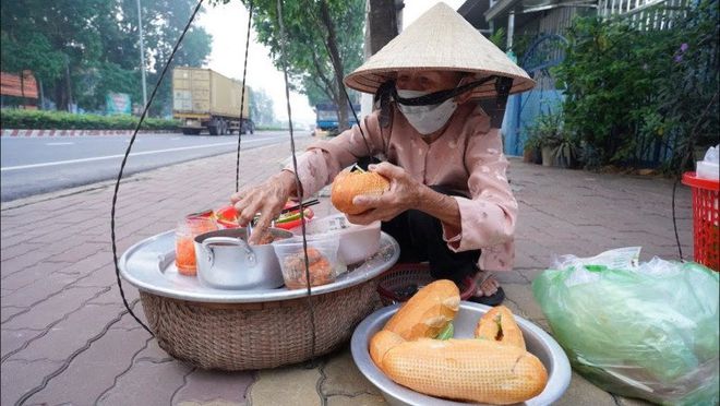 VR彩票平阳老太卖“全越南最便宜”的面包买多不卖怕穷人吃不上早饭(图5)