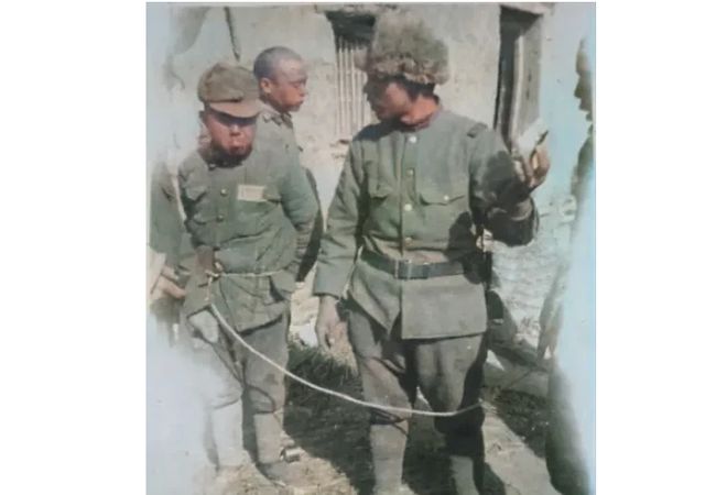 1938年两名中国士兵被日寇俘虏的照片正用面包试图交换情报VR彩票