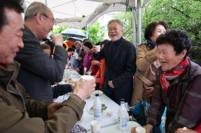 VR彩票尹锡悦风光访美之际文在寅心愿达成与当地村民举杯共饮(图2)