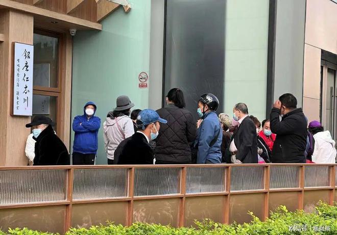 面包镶金了？上海一面包被炒到300元遭VR彩票疯抢还要排队6小时拿货(图2)