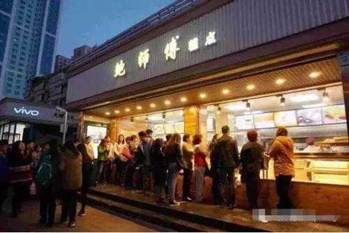 消费者：网红糕点鲍师傅的正VR彩票品与高仿傻傻分不清(图2)